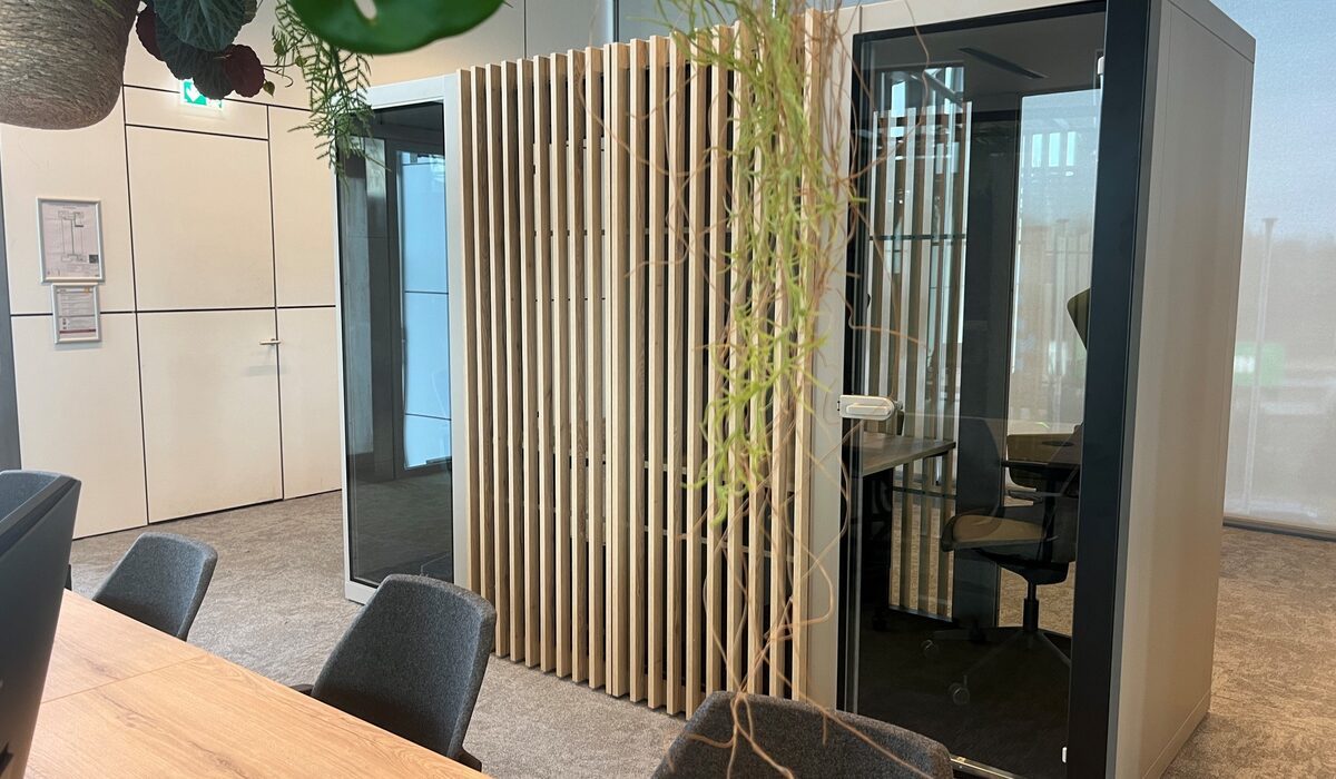 VOX Medium met houten lamellen, gezien vanaf een tafel