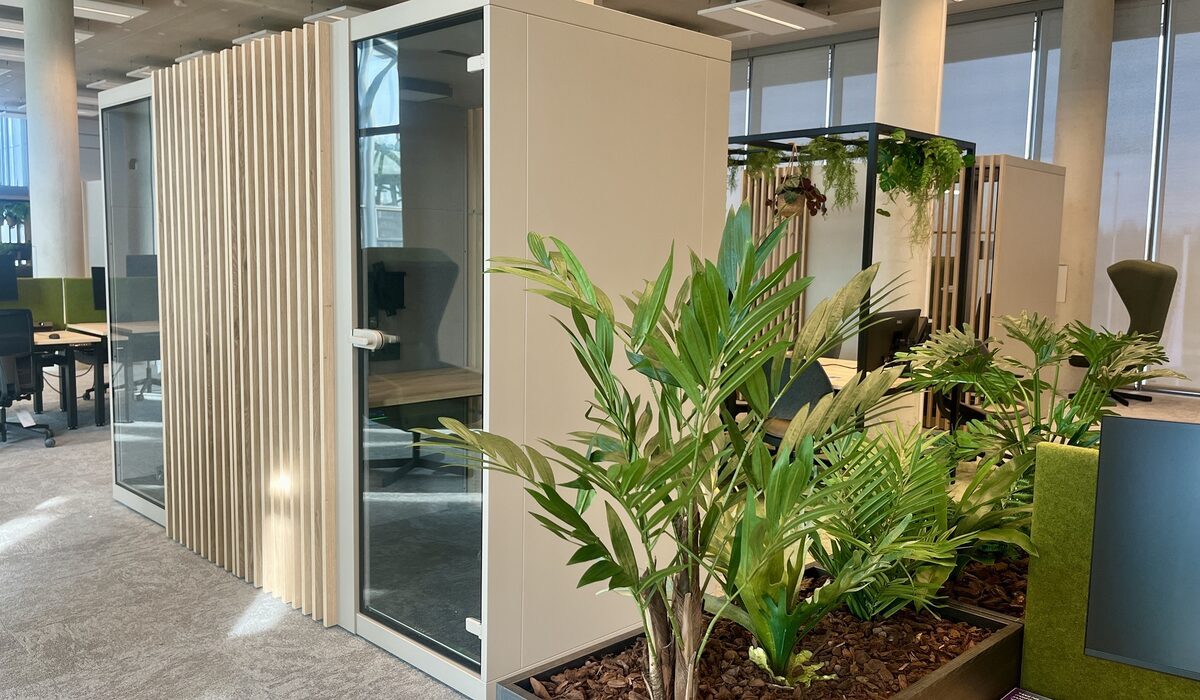 VOX Medium met privacy-lamellen en planten bij Inovatoren