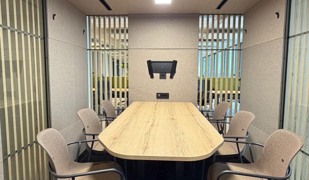 VOX Large vergadercabine met tafel, stoelen en scherm bij Inovatoren