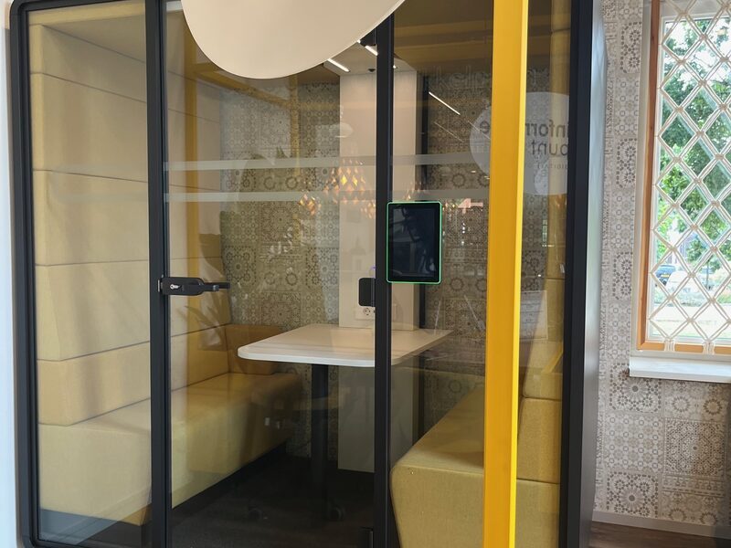 HUSH Meet als stille overlegplek naast het informatiepunt van de bibliotheek.