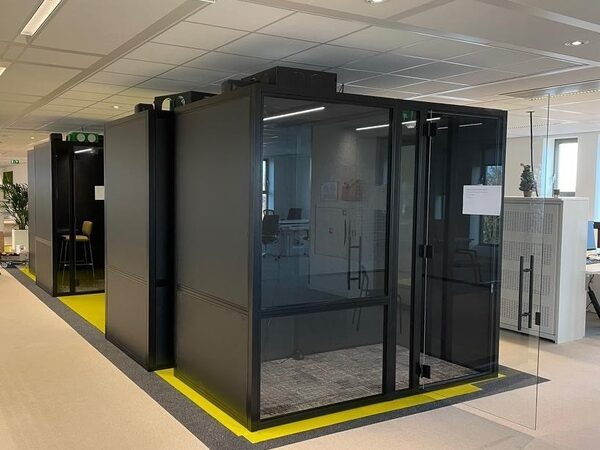 Twee BOW units met gele vloermarkering: overleg en focus naast elkaar in de open ruimte.