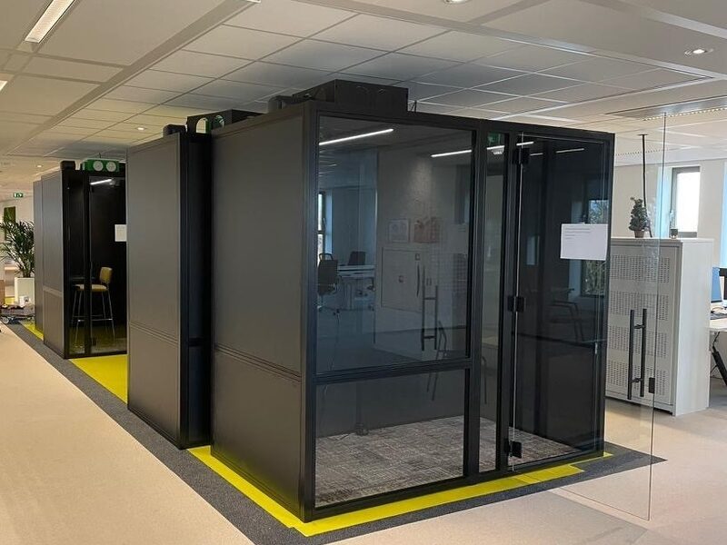 Twee BOW units met gele vloermarkering: overleg en focus naast elkaar in de open ruimte.