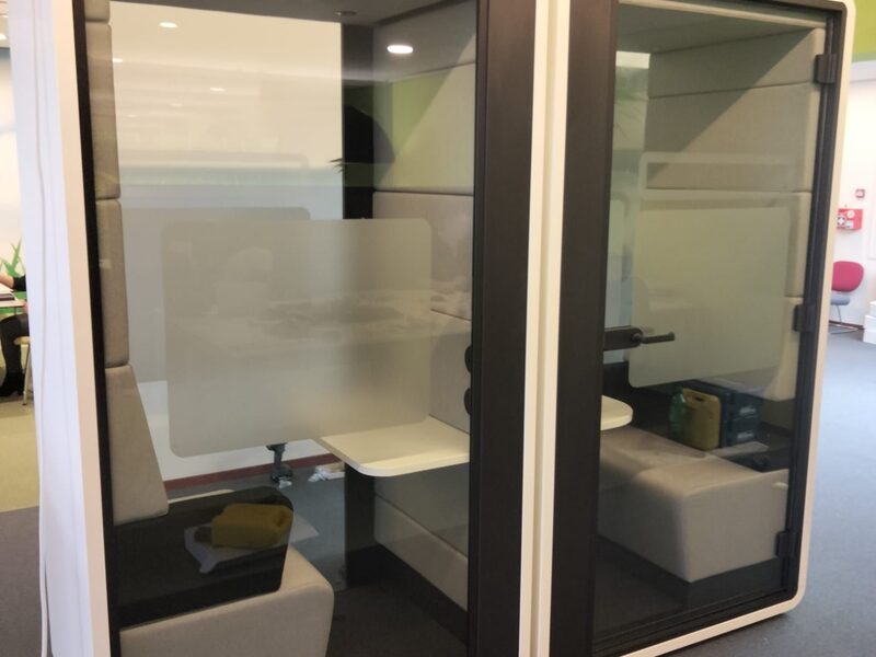 Twee HUSH Hybrids met matte privacyfolie op het glas: zicht naar buiten, rust naar binnen.