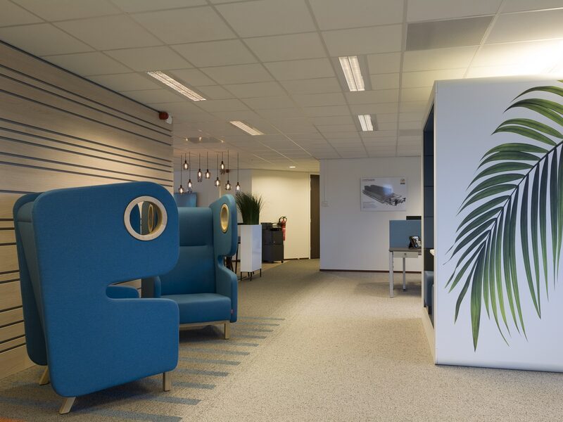 HUSH unit met bedrukte zijkant en bijpassende akoestische loungestoelen bij Inther.